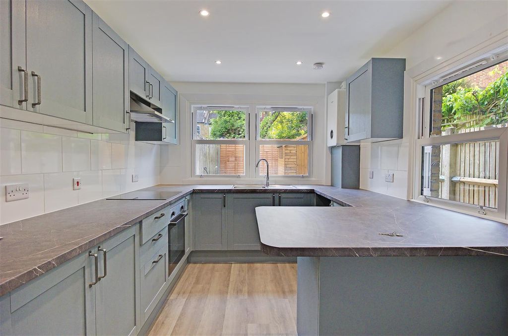 Property photo 2 of 11 Kitchen