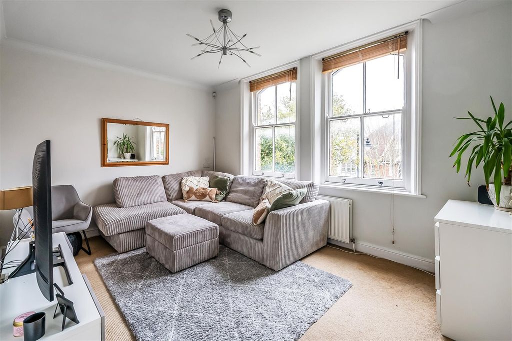 Property photo 3 of 14 F5-2-Park-Hill-Close-7.Jpg