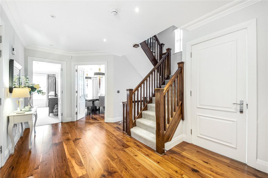 Property photo 2 of 22 Entrance Hall