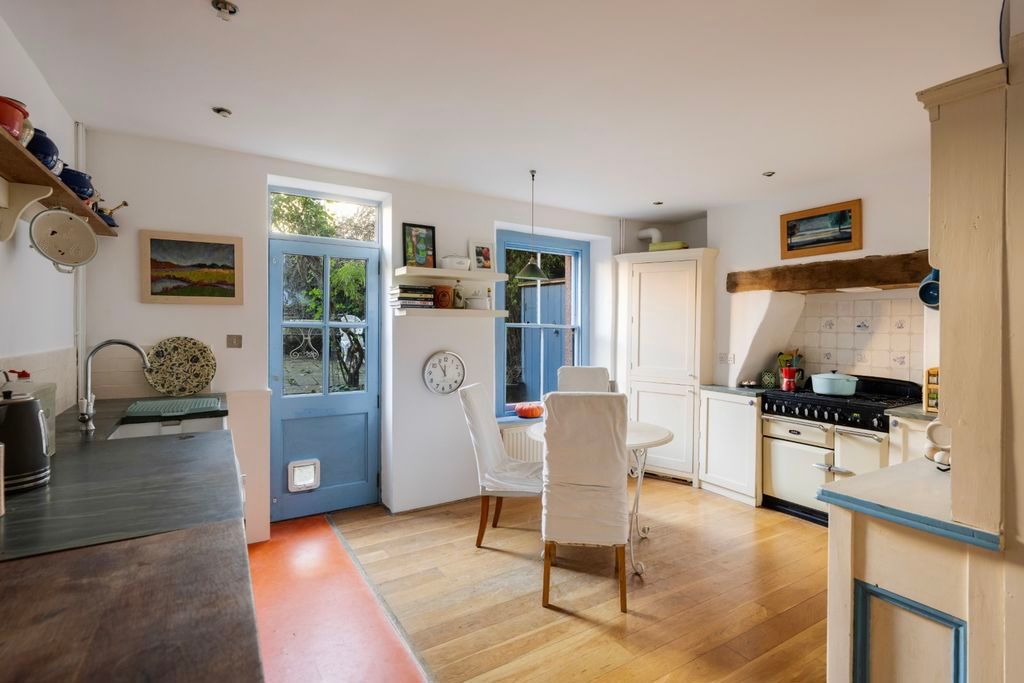 Property photo 3 of 16 Kitchen