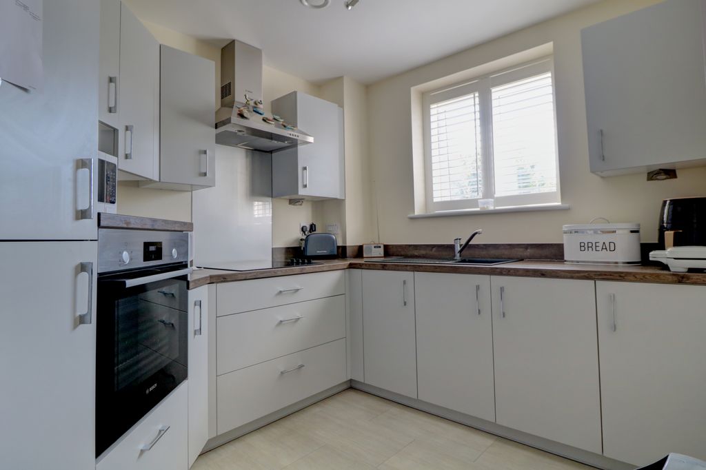 Property photo 3 of 10 Kitchen