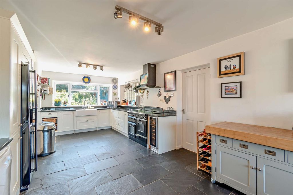 Property photo 3 of 15 8699567-Interior05-800.Jpg
