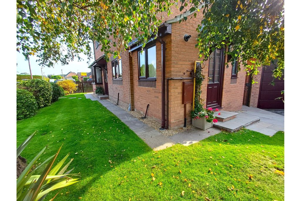 Property photo 3 of 22 Front Garden