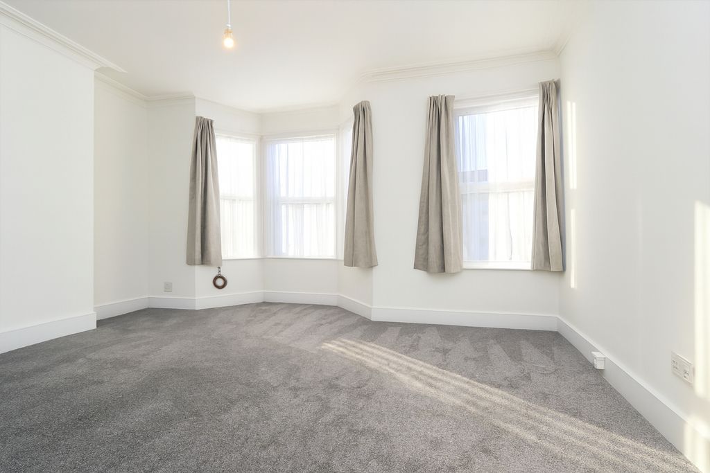 Property photo 3 of 6 Reception