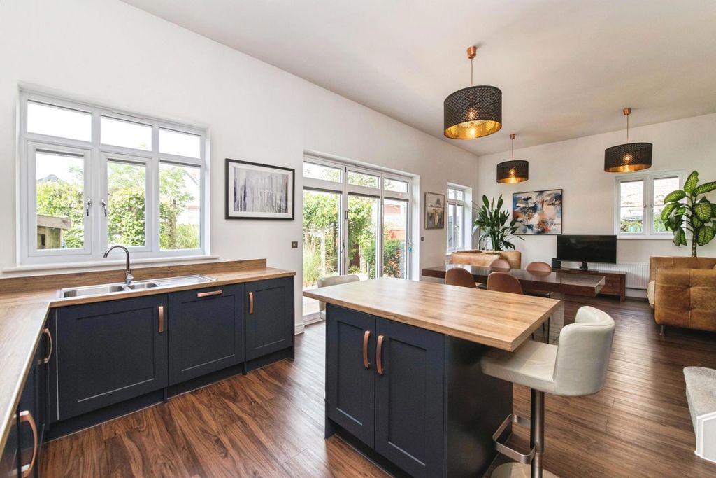 Property photo 3 of 24 Pbox-Img.Jpg