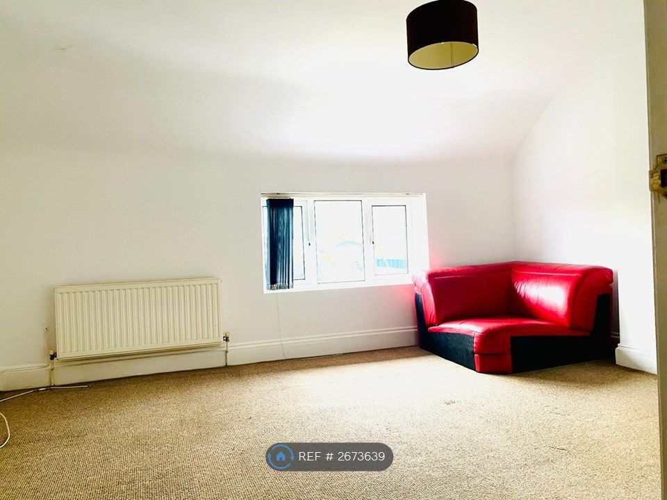 Property photo 3 of 27 Master Dbl Bedroom Upper Floor