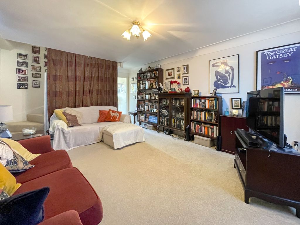 Property photo 2 of 16 Living-Room