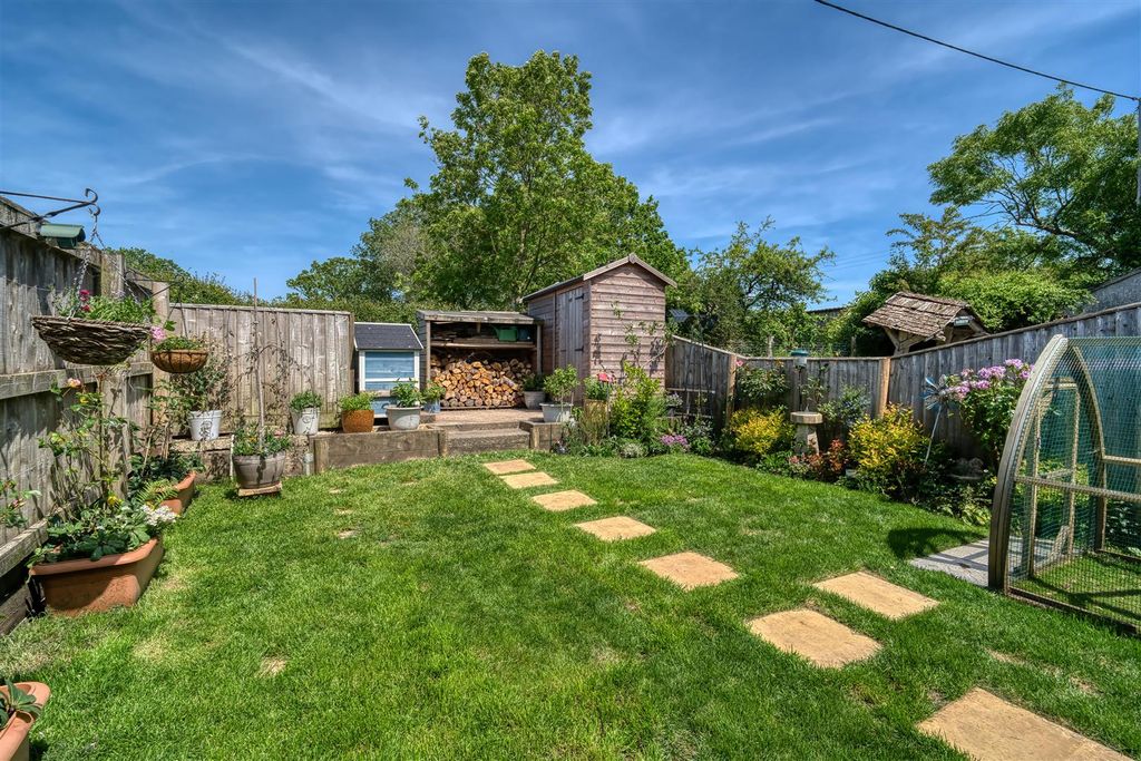 Property photo 3 of 11 Garden
