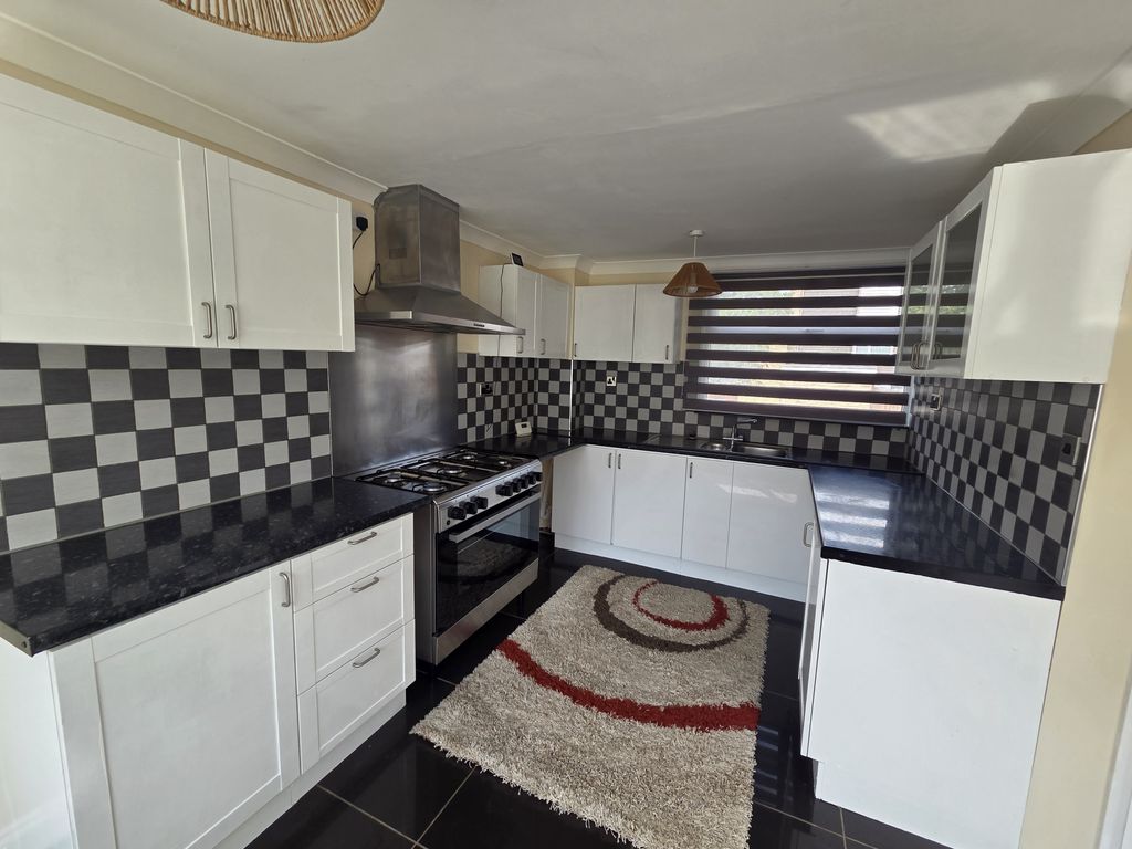 Property photo 2 of 11 Kitchen
