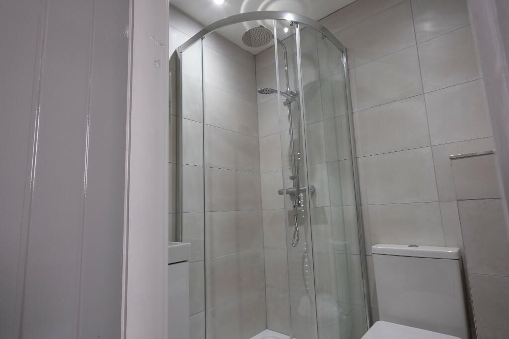 Property photo 1 of 10 A Clean, Modern Bathroom With A Spacious Shower En...