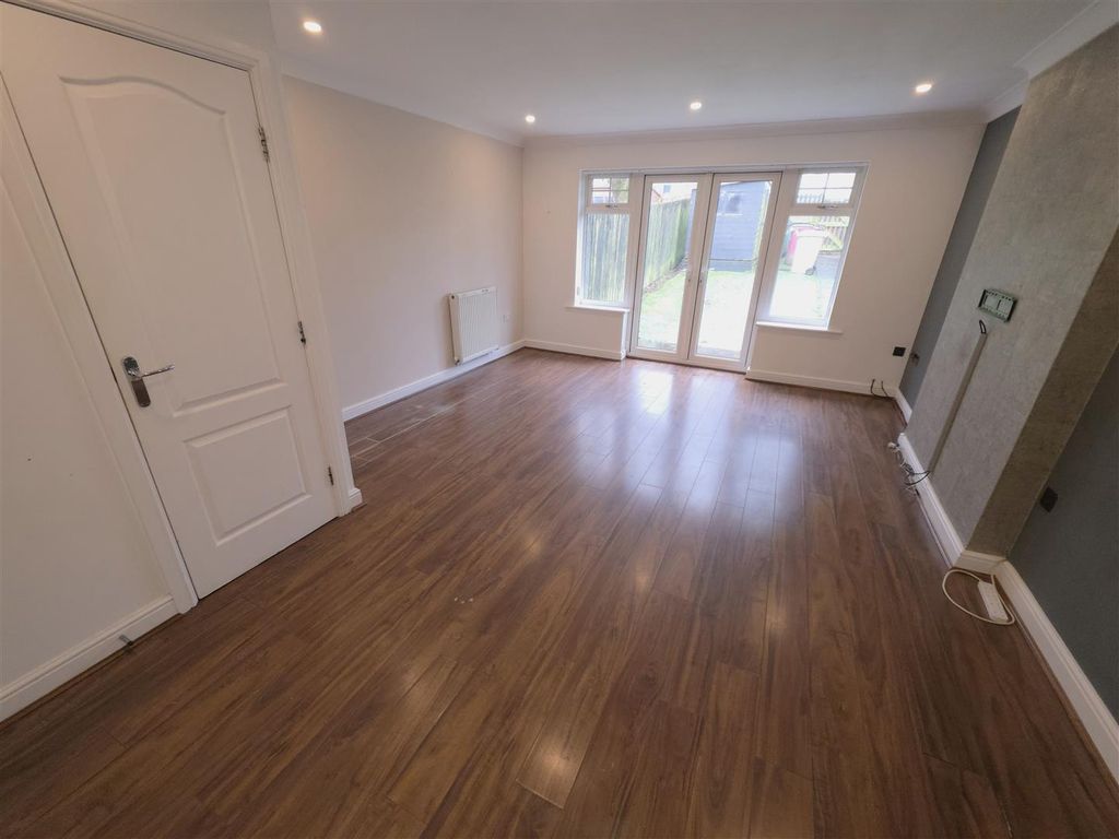 Property photo 2 of 9 Lounge.Jpg