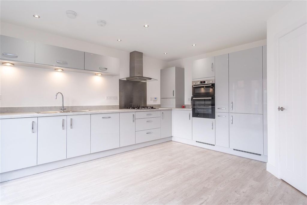 Property photo 3 of 29 Kitchen