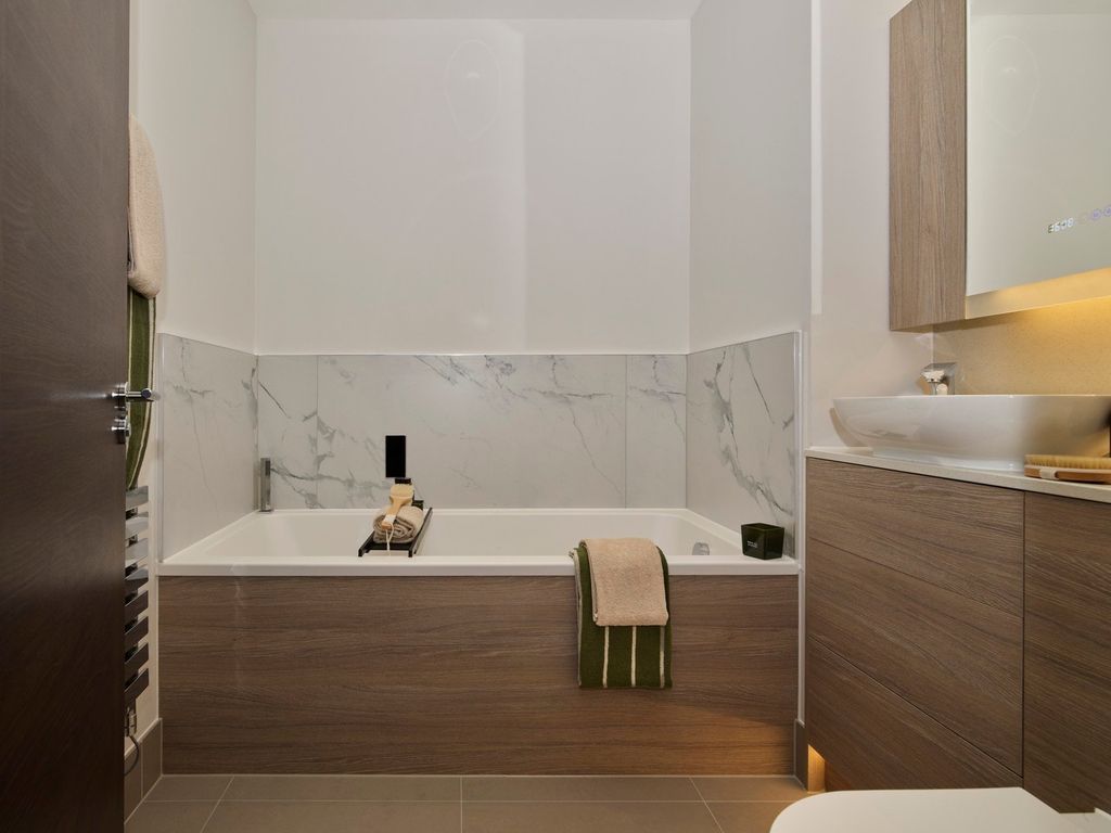 Property photo 3 of 13 Bathroom