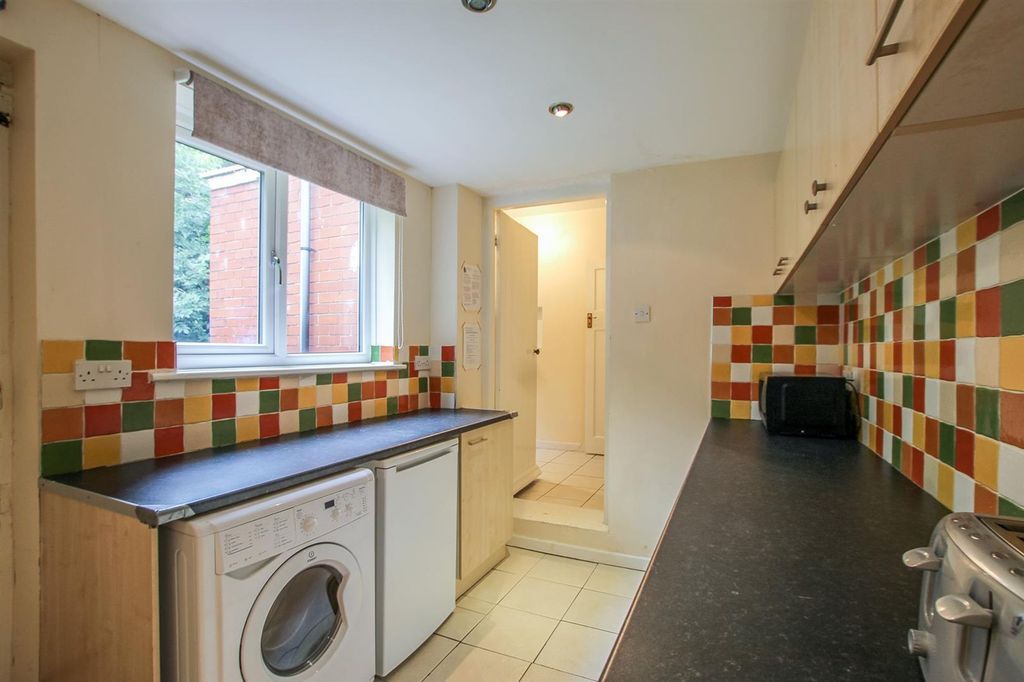 Property photo 3 of 10 Kitchen