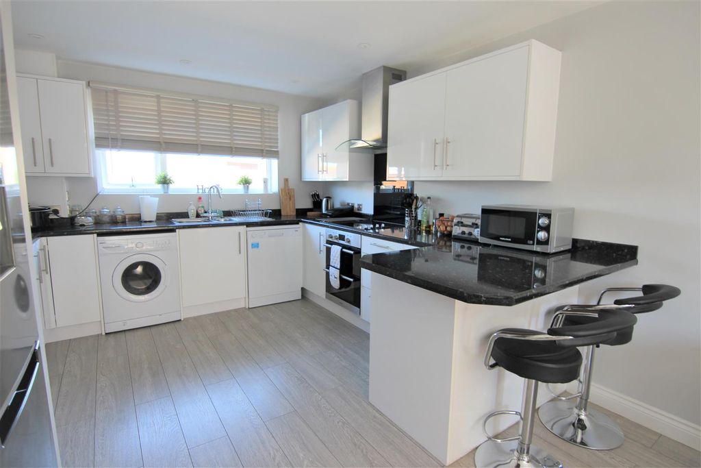 Property photo 2 of 9 Kitchen