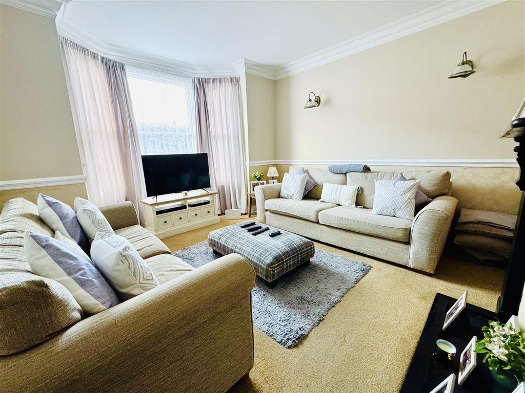 Property photo 3 of 18 Lounge: