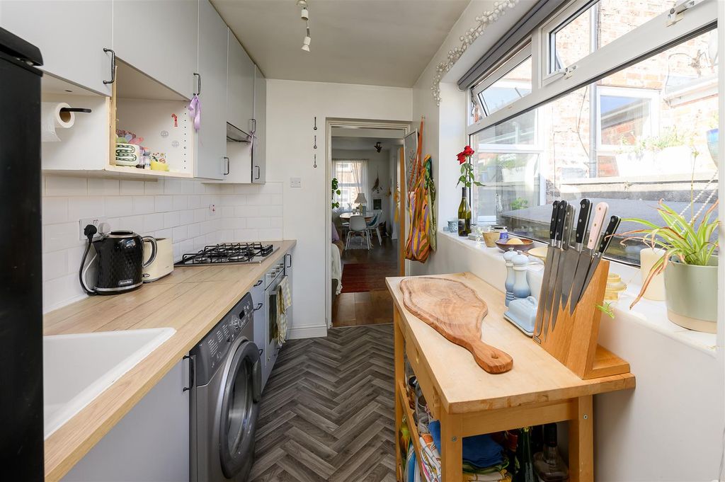 Property photo 3 of 13 Kitchen