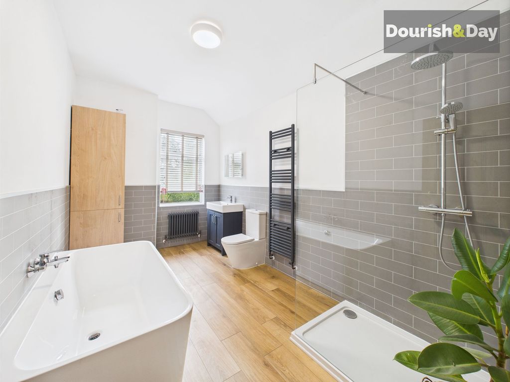 Property photo 3 of 18 Family Bathroom