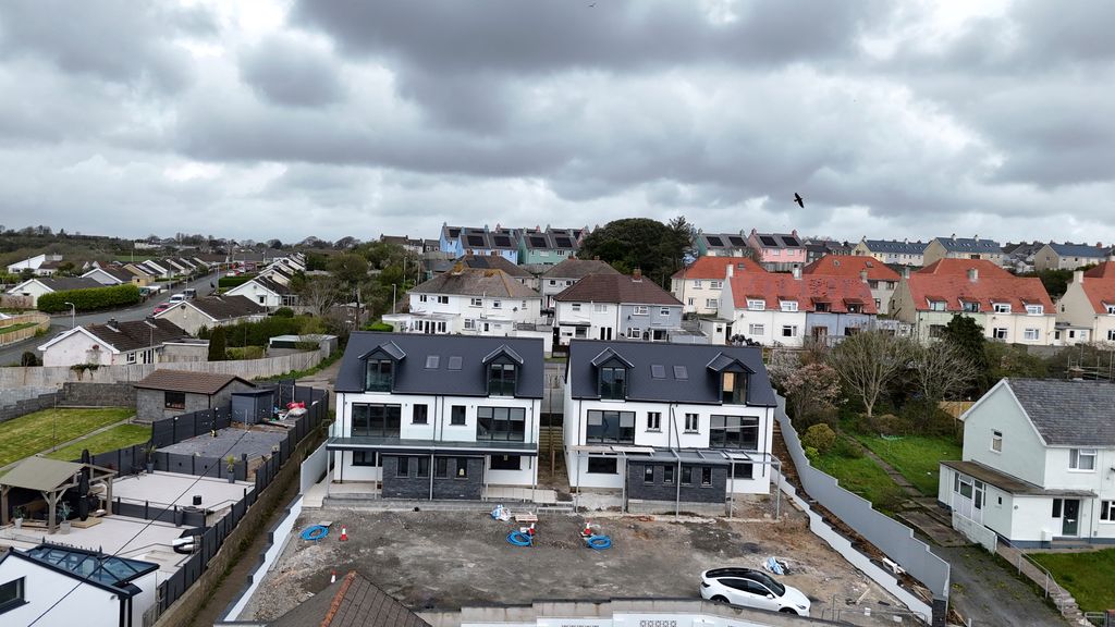 Property photo 2 of 32