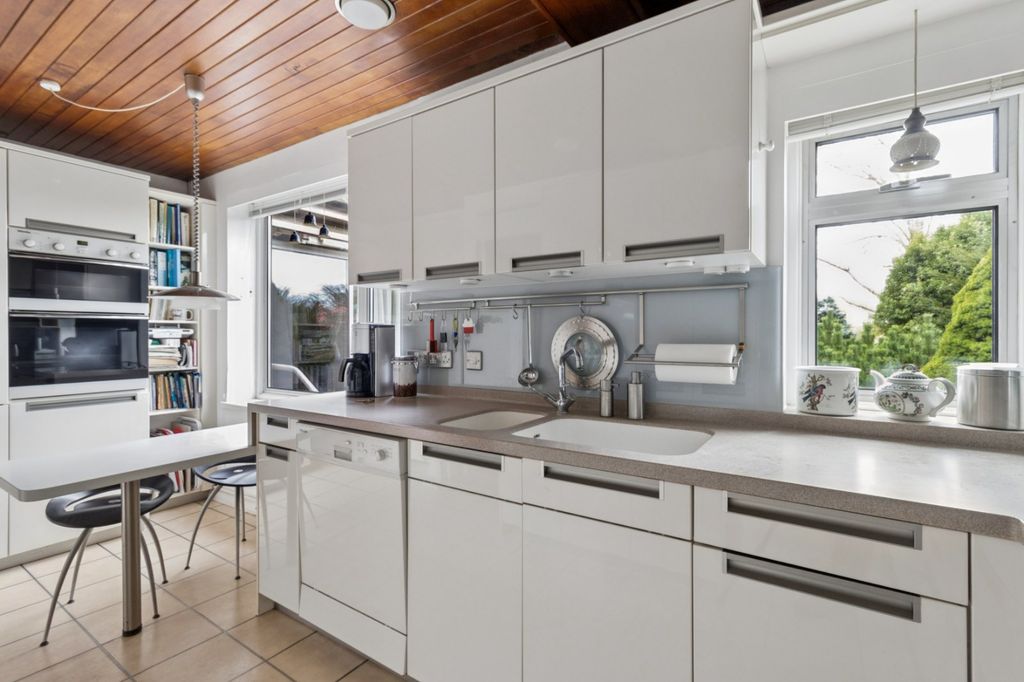 Property photo 3 of 23 Kitchen