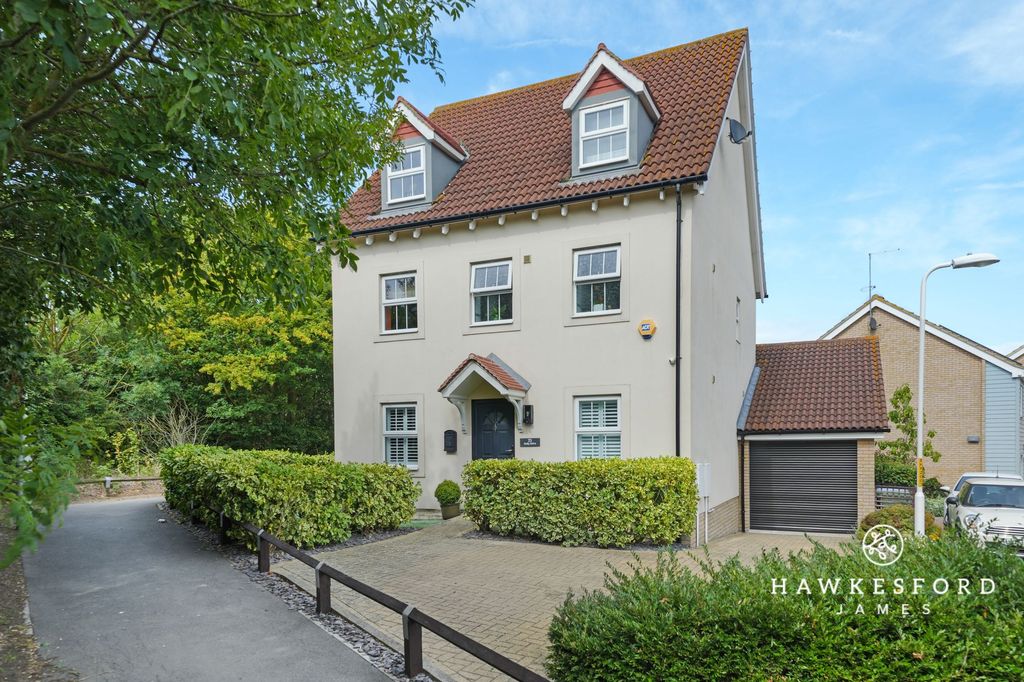 Property photo 1 of 27 Holly Drive, Minster On Sea - Front
