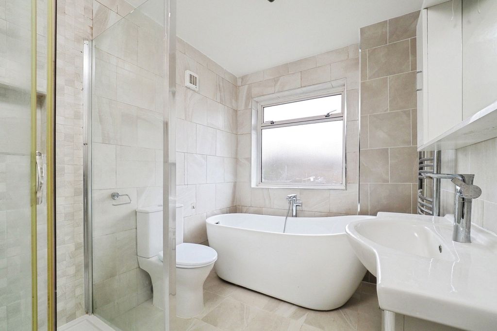 Property photo 2 of 17 Bathroom