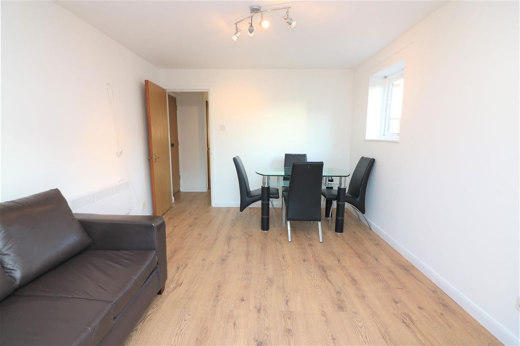 Property photo 1 of 7 Barnfield Place.Jpg