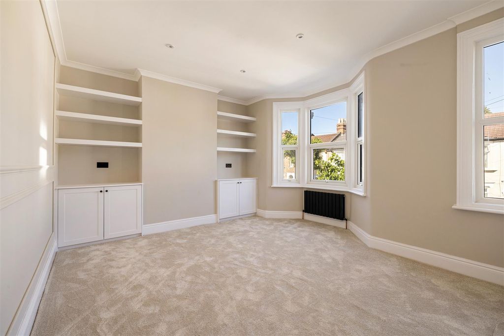 Property photo 2 of 18 Lansdowne Road, E17