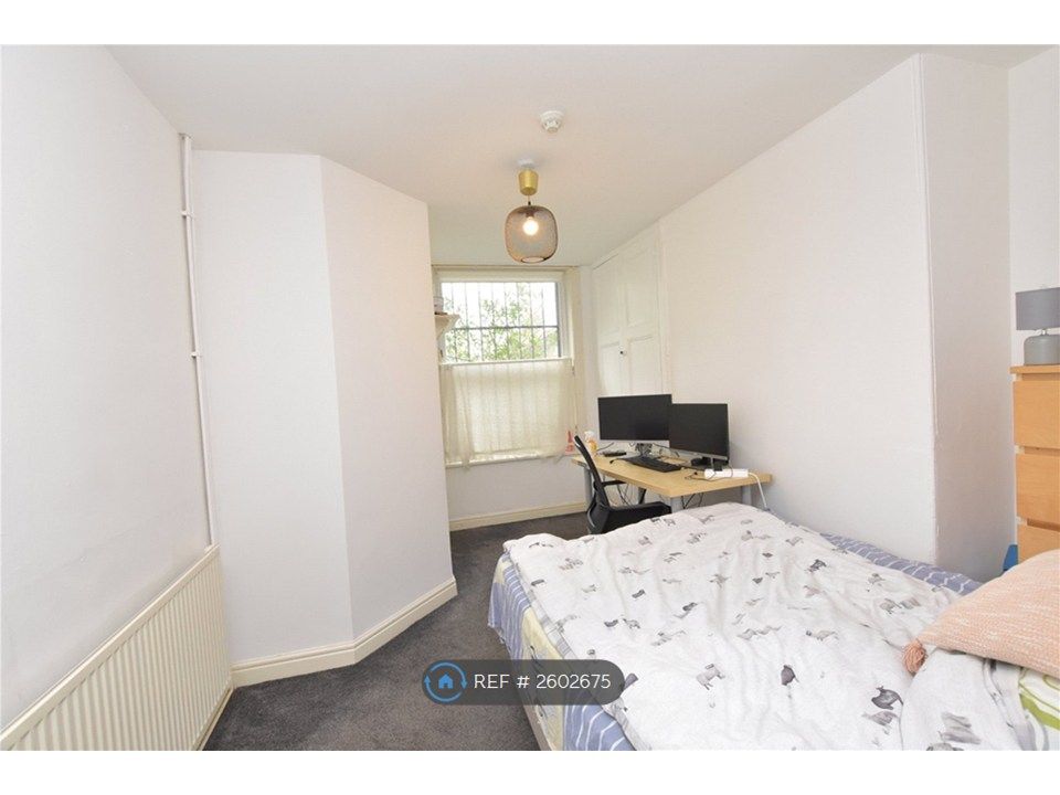 Property photo 2 of 9 Lg Bedroom 2
