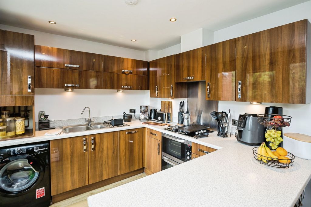Property photo 3 of 18 Kitchen