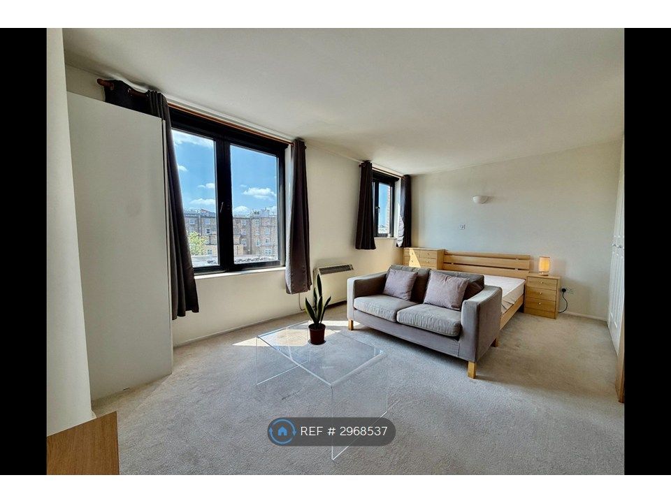 Property photo 3 of 12 Living/Sleeping Areas