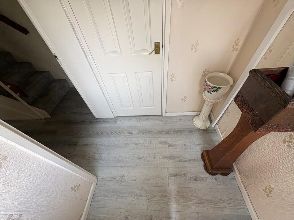 Property photo 3 of 17 Hallway