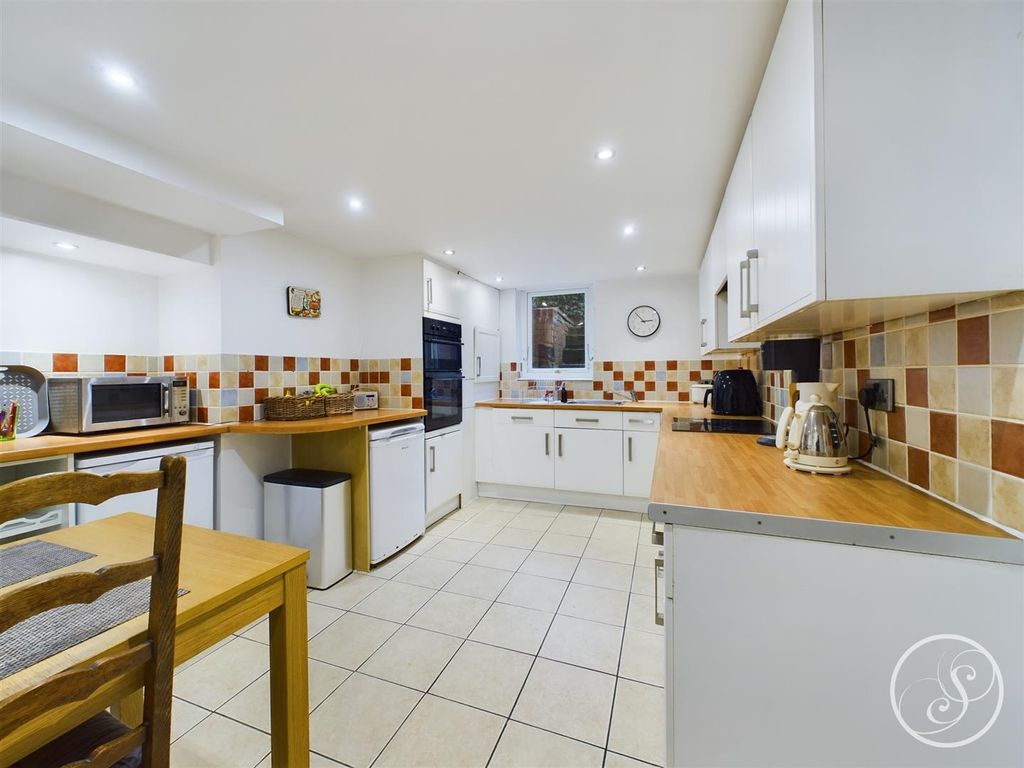 Property photo 3 of 14 Kitchen/Dining Area