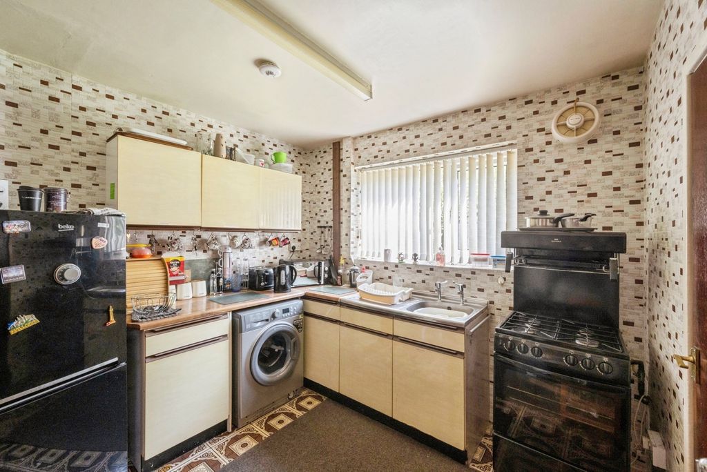 Property photo 3 of 17 Kitchen