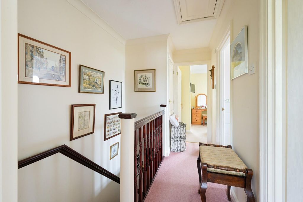 Property photo 2 of 14 Pond Farm Close