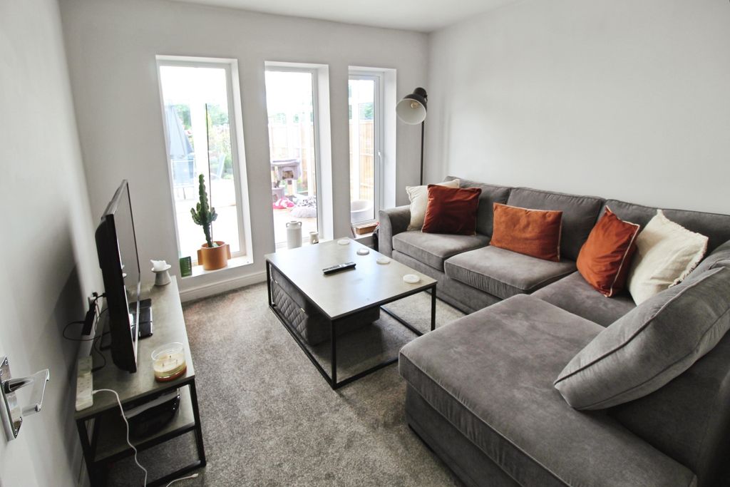 Property photo 3 of 11 Lounge