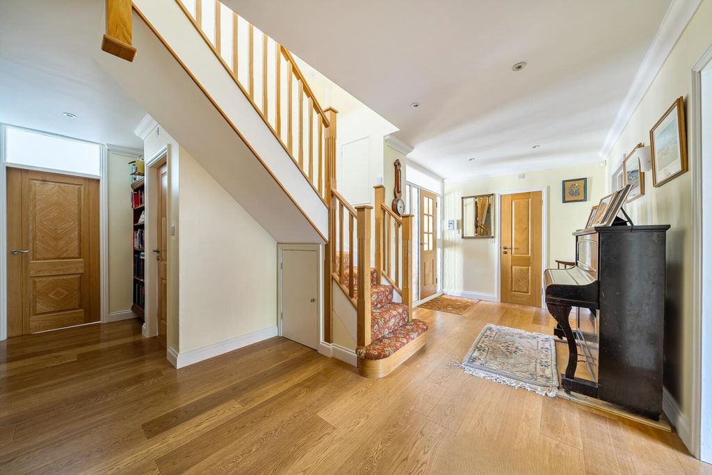Property photo 2 of 14 Hallway