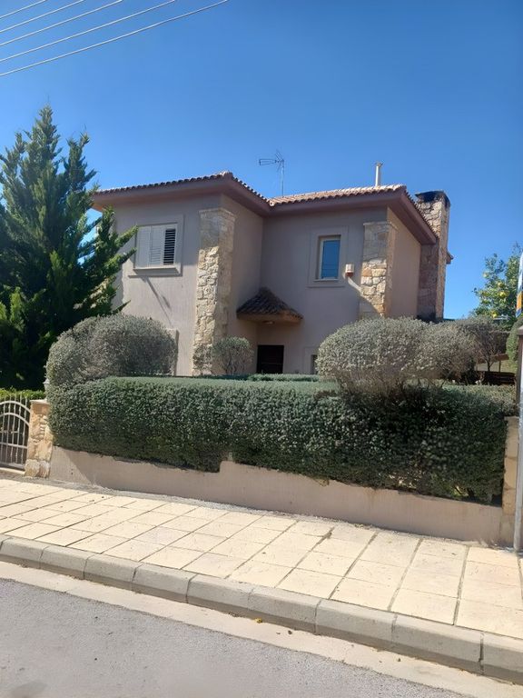 Property photo 3 of 8