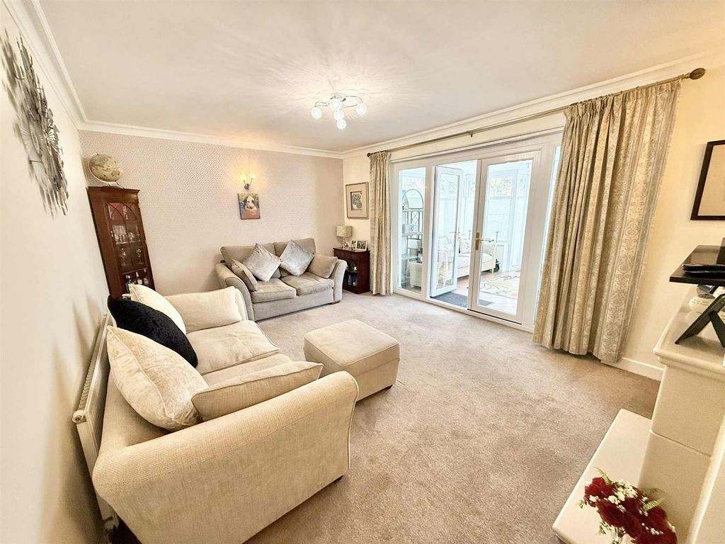 Property photo 2 of 19 Lounge