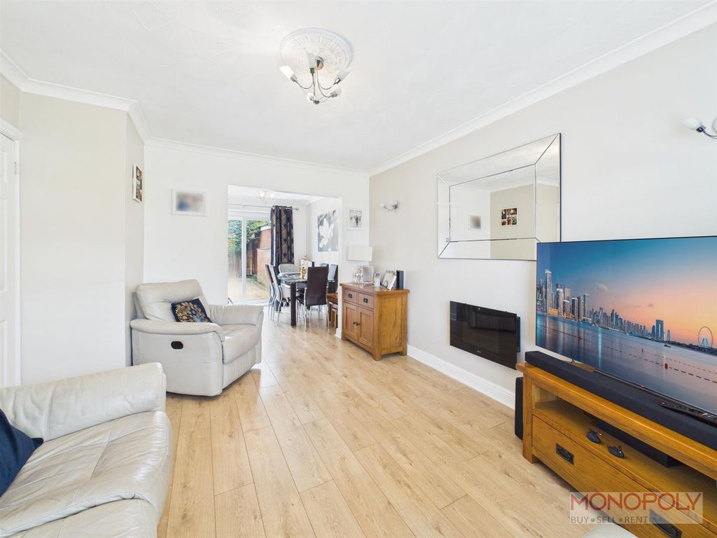 Property photo 3 of 27 Lounge