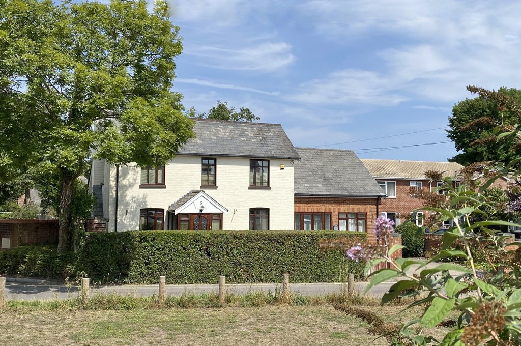 Property photo 1 of 25 Detached House And Annexe