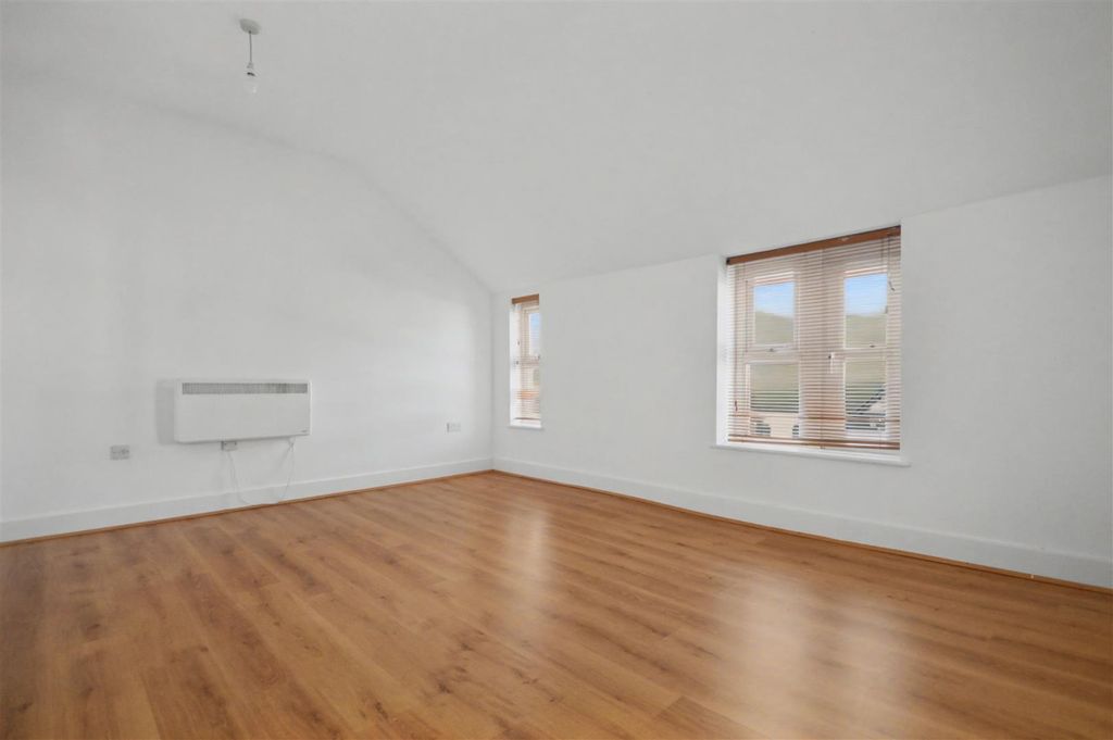 Property photo 3 of 18 Dining Room