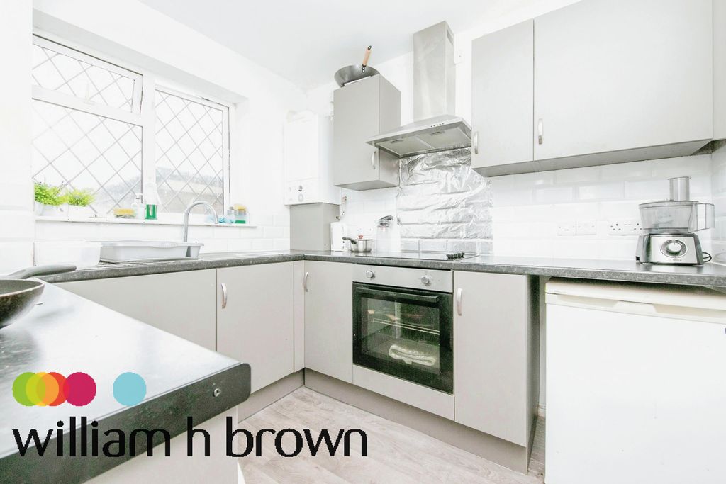 Property photo 3 of 8 Kitchen