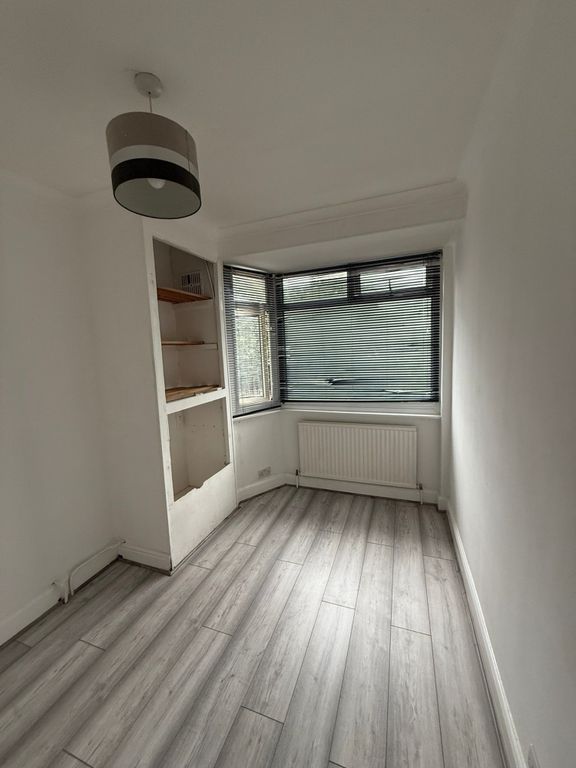 Property photo 3 of 8 Bedroom Watford 2
