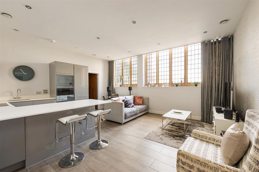 Property photo 2 of 30 Cranbrook Road, Ig1