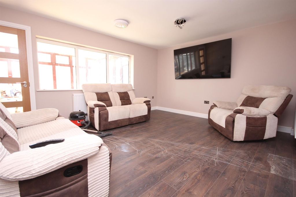 Property photo 2 of 21 Lounge.Jpg