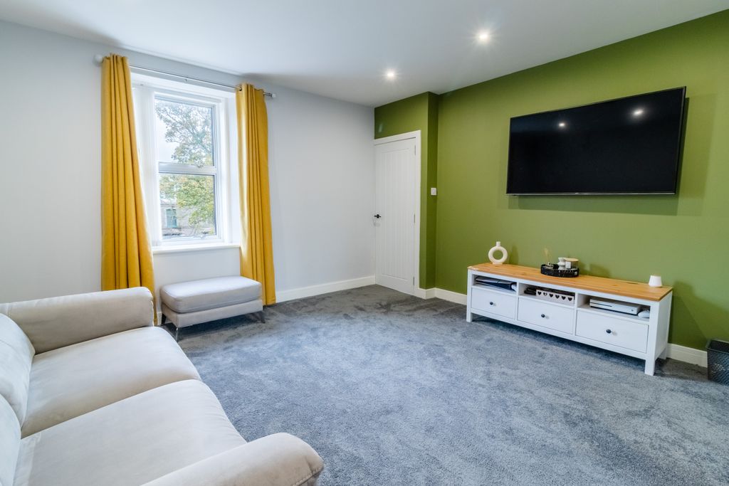 Property photo 3 of 31 Lounge