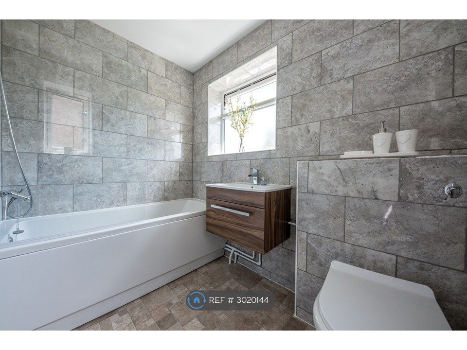 Property photo 1 of 11 Sleek Tiled Family Bathroom