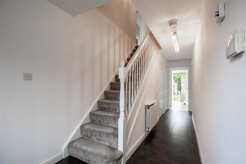 Property photo 3 of 24 Hallway.Jpg