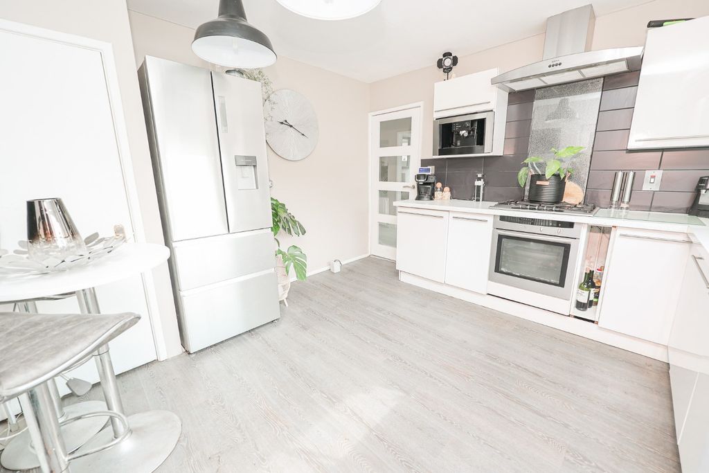 Property photo 3 of 20 4268022